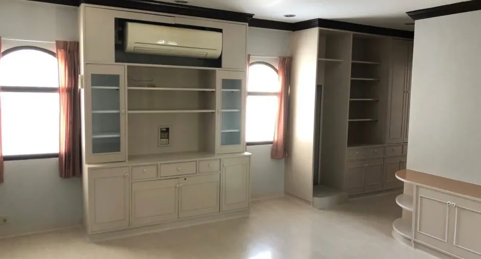 For rent 6 bedrooms house in Phra Khanong, Bangkok