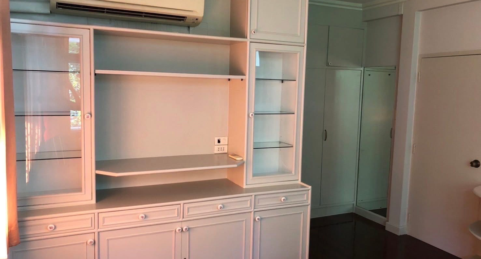 For rent 6 bedrooms house in Phra Khanong, Bangkok