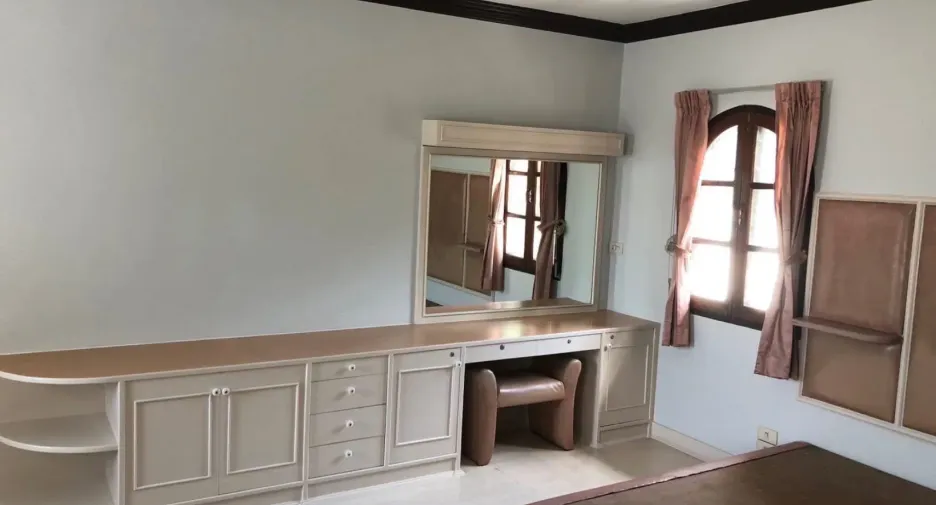 For rent 6 bedrooms house in Phra Khanong, Bangkok