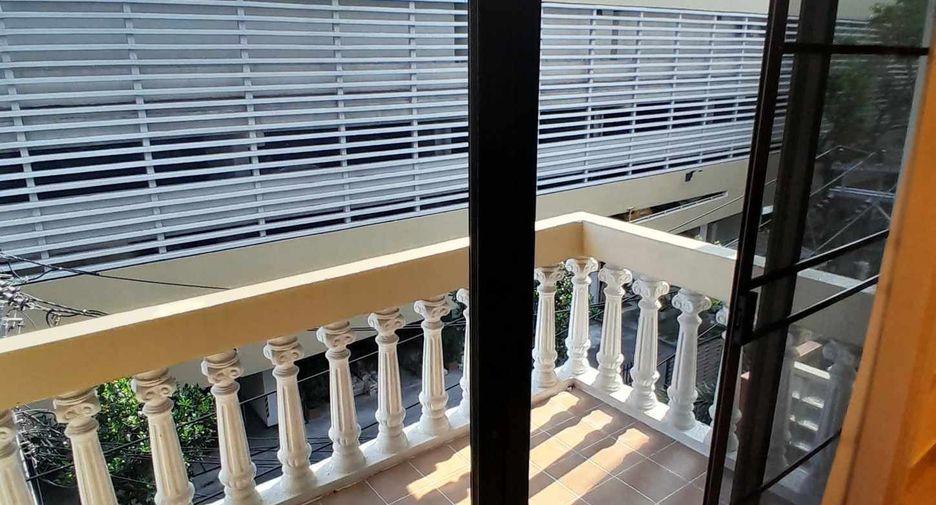 For rent 3 bedrooms condo in Watthana, Bangkok