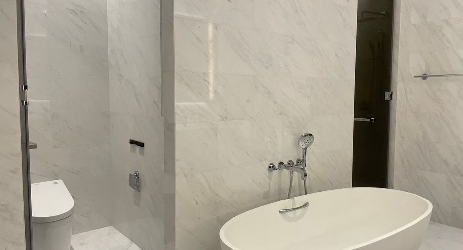 For rent 2 bedrooms condo in Pathum Wan, Bangkok