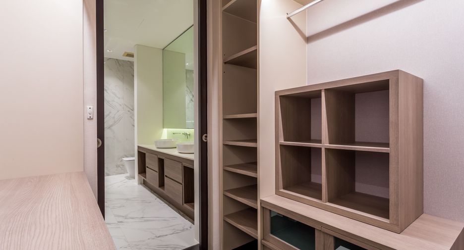 For rent 3 bedrooms condo in Khlong Toei, Bangkok