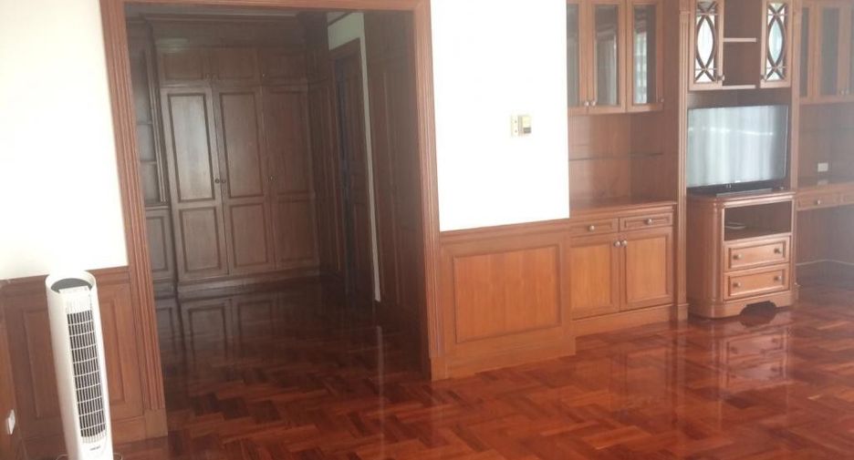 For rent 4 bedrooms condo in Khlong Toei, Bangkok