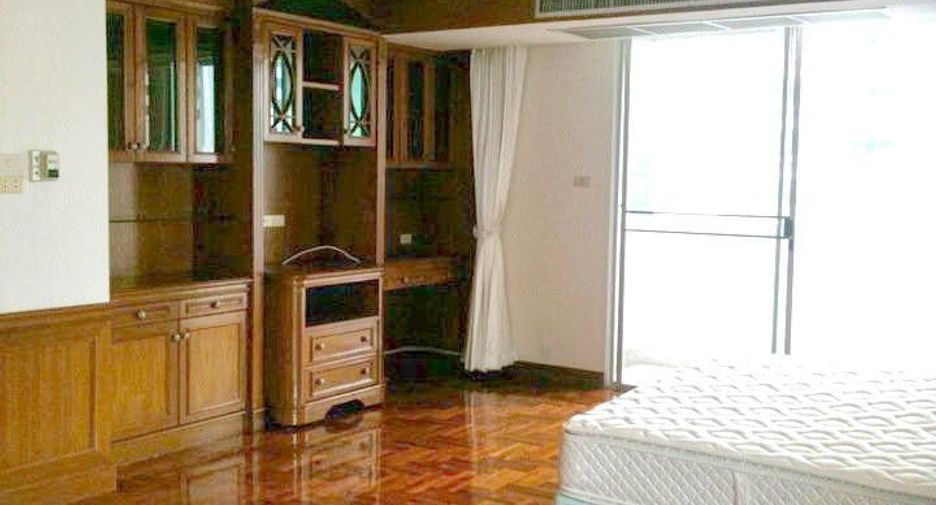 For rent 4 bedrooms condo in Khlong Toei, Bangkok