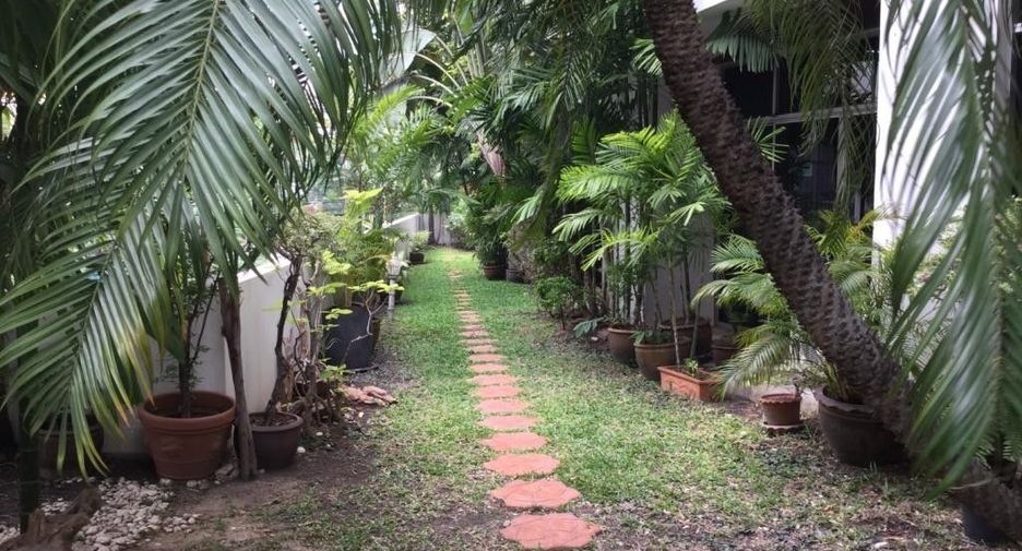 For rent 4 bedrooms condo in Khlong Toei, Bangkok