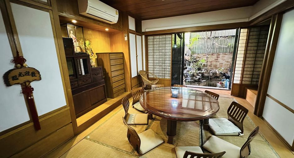 For rent 3 bedrooms townhouse in Watthana, Bangkok