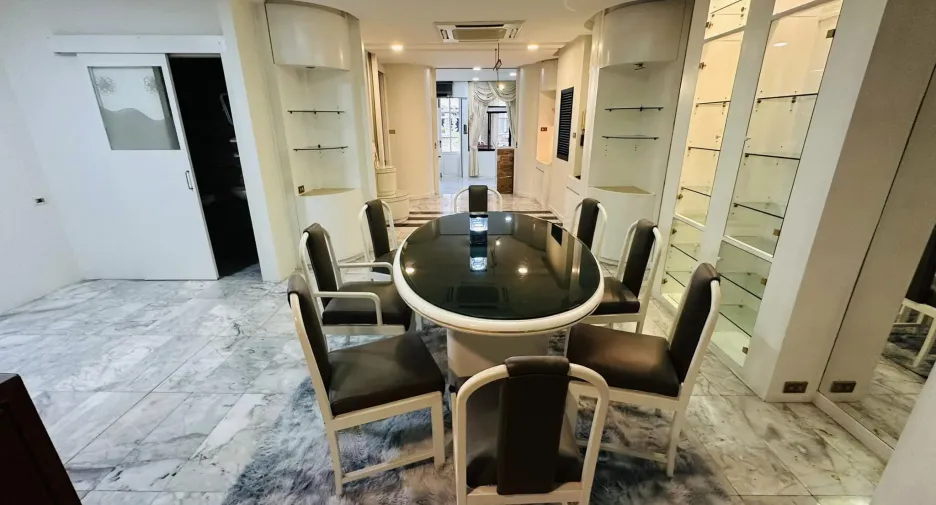 For rent 3 bedrooms townhouse in Watthana, Bangkok