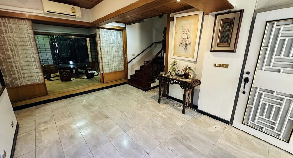 For rent 3 bedrooms townhouse in Watthana, Bangkok
