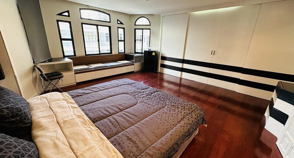 For rent 3 bedrooms townhouse in Watthana, Bangkok