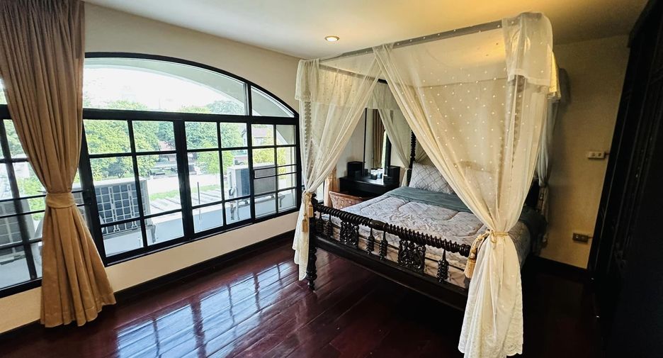 For rent 3 bedrooms townhouse in Watthana, Bangkok