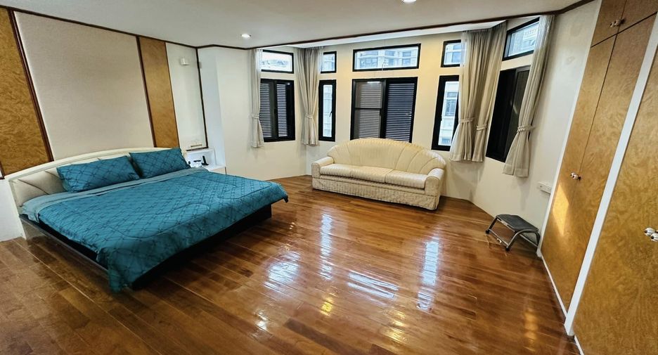 For rent 3 bedrooms townhouse in Watthana, Bangkok