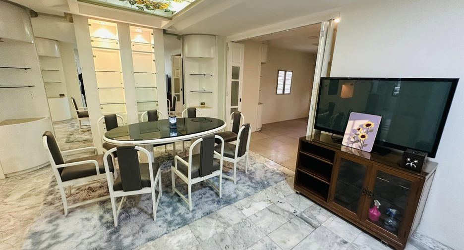 For rent 3 bedrooms townhouse in Watthana, Bangkok