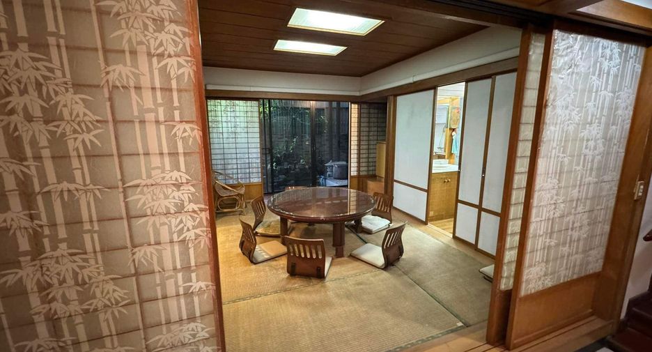 For rent 3 bedrooms townhouse in Watthana, Bangkok