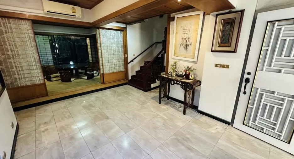 For rent 3 bedrooms townhouse in Watthana, Bangkok