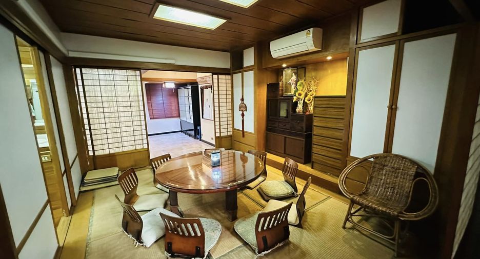 For rent 3 bedrooms townhouse in Watthana, Bangkok