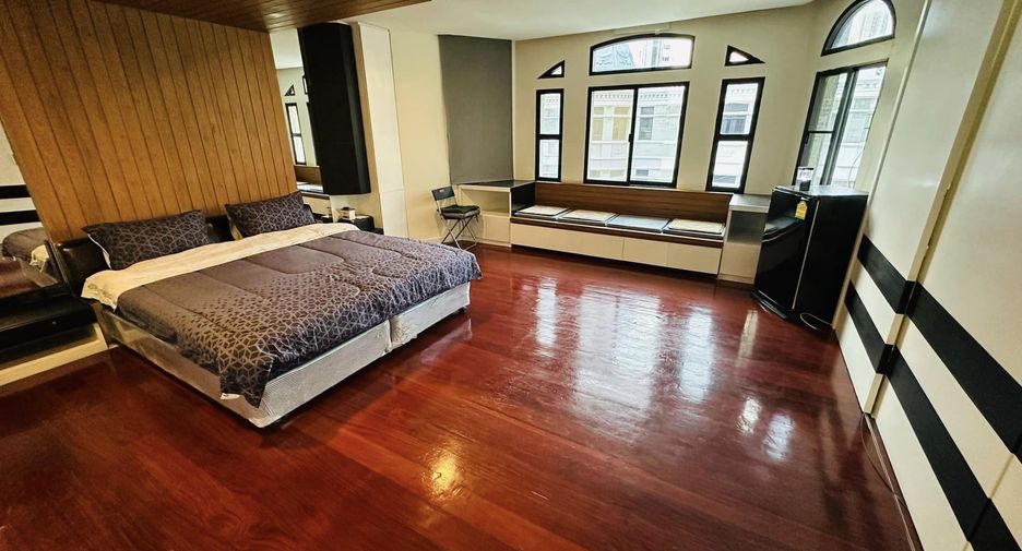 For rent 3 bedrooms townhouse in Watthana, Bangkok