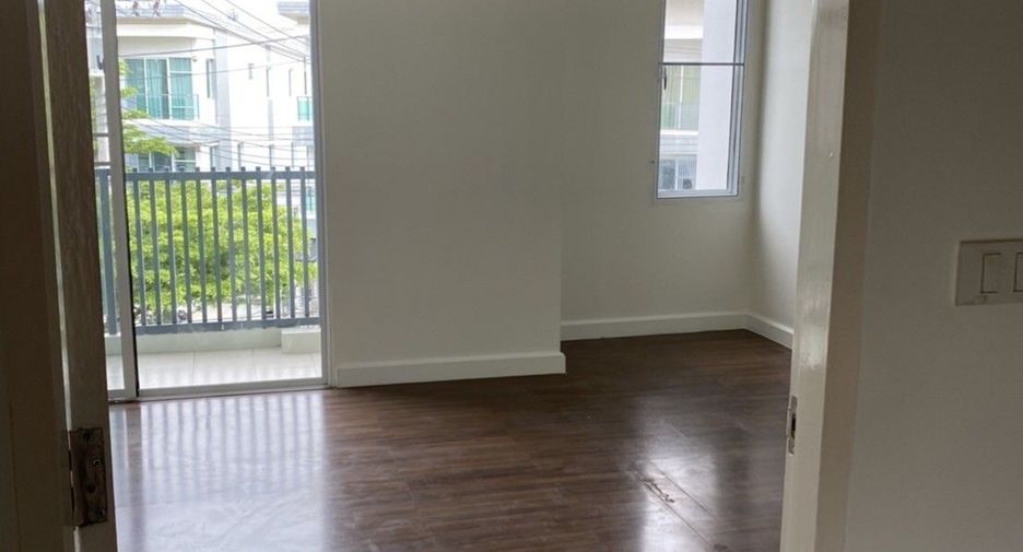 For rent 4 bedrooms townhouse in Prawet, Bangkok