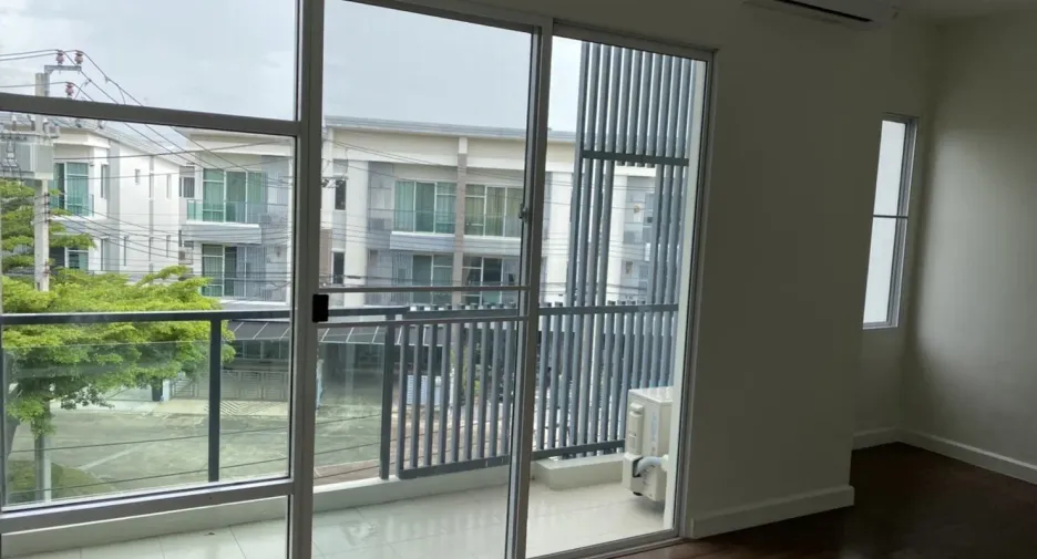 For rent 4 bedrooms townhouse in Prawet, Bangkok