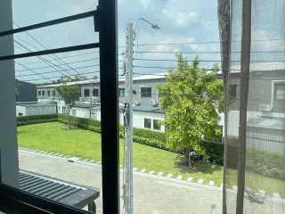 Casa adosada en alquiler de 3 habitaciones en Bang Sao Thong, Samut Prakan