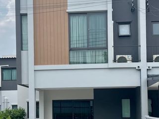 出租 3 卧室 联排别墅 在 Bang Sao Thong, Samut Prakan