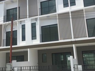 Casa adosada en alquiler de 3 habitaciones en Saphan Sung, Bangkok