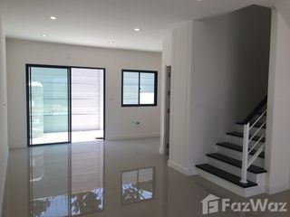 Casa adosada en alquiler de 3 habitaciones en Saphan Sung, Bangkok