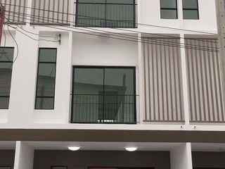 Casa adosada en alquiler de 3 habitaciones en Saphan Sung, Bangkok