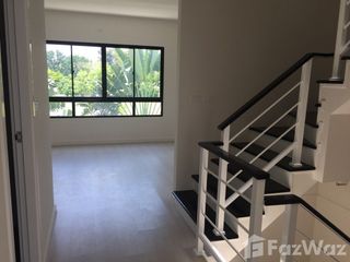 Casa adosada en alquiler de 3 habitaciones en Saphan Sung, Bangkok