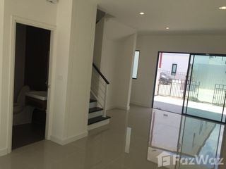 Casa adosada en alquiler de 3 habitaciones en Saphan Sung, Bangkok