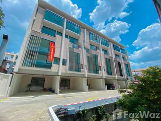 For rent 3 bedrooms townhouse in Yan Nawa, Bangkok