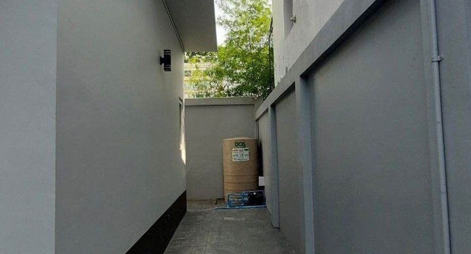 For rent 6 bedrooms townhouse in Bang Sue, Bangkok