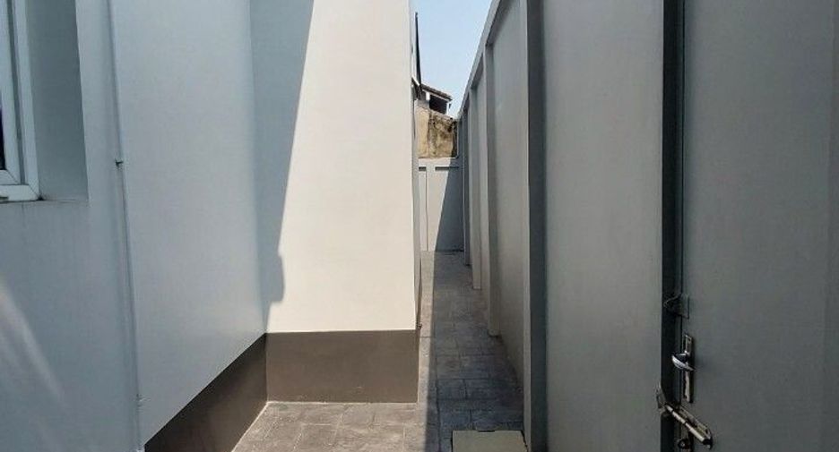 For rent 6 bedrooms townhouse in Bang Sue, Bangkok