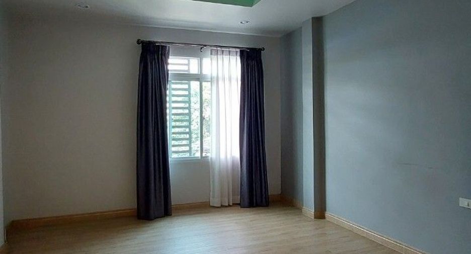 For rent 6 bedrooms townhouse in Bang Sue, Bangkok