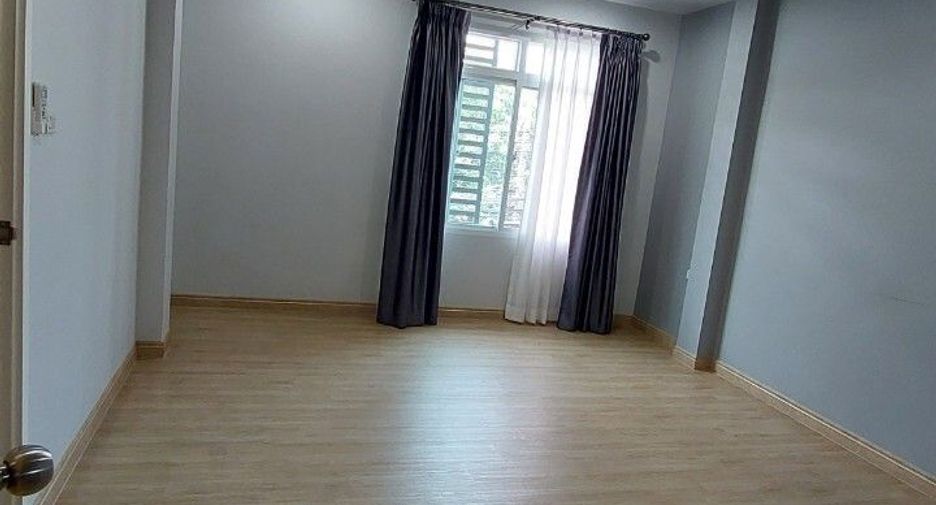 For rent 6 bedrooms townhouse in Bang Sue, Bangkok