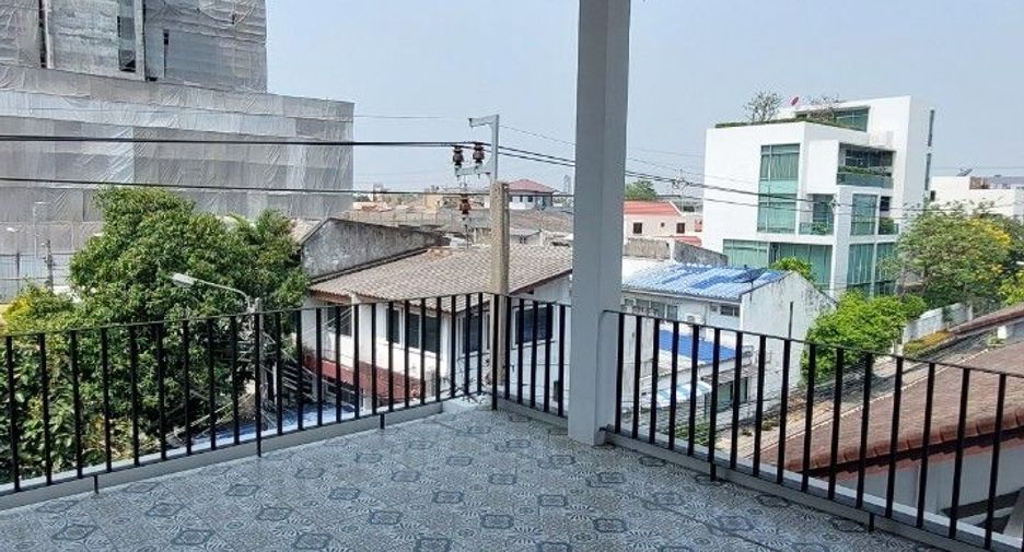 For rent 6 bedrooms townhouse in Bang Sue, Bangkok