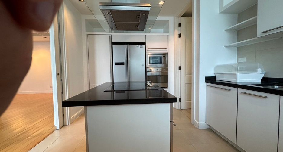 For rent 3 bedrooms condo in Pathum Wan, Bangkok