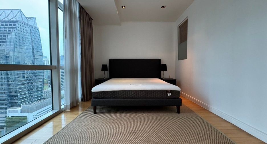 For rent 3 bedrooms condo in Pathum Wan, Bangkok
