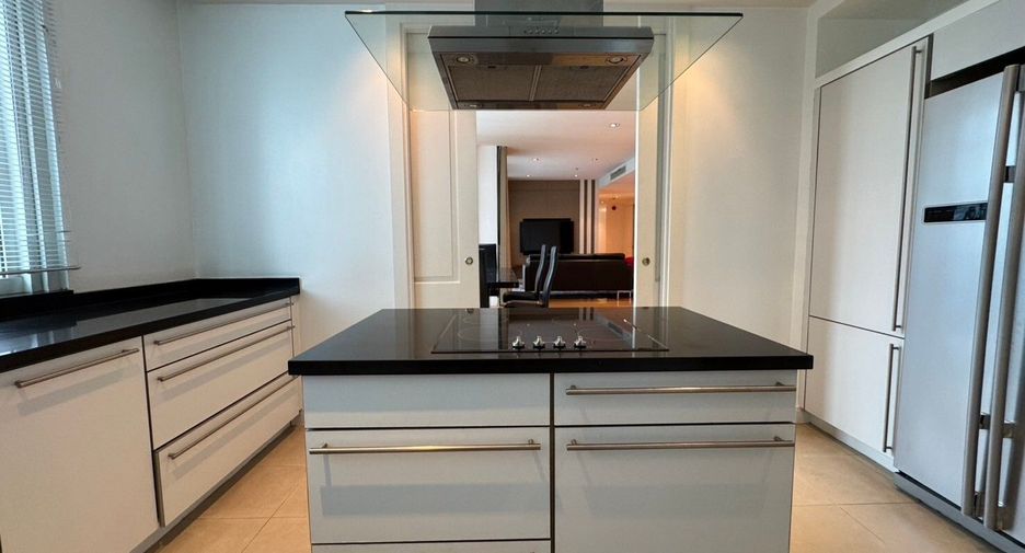 For rent 3 bedrooms condo in Pathum Wan, Bangkok