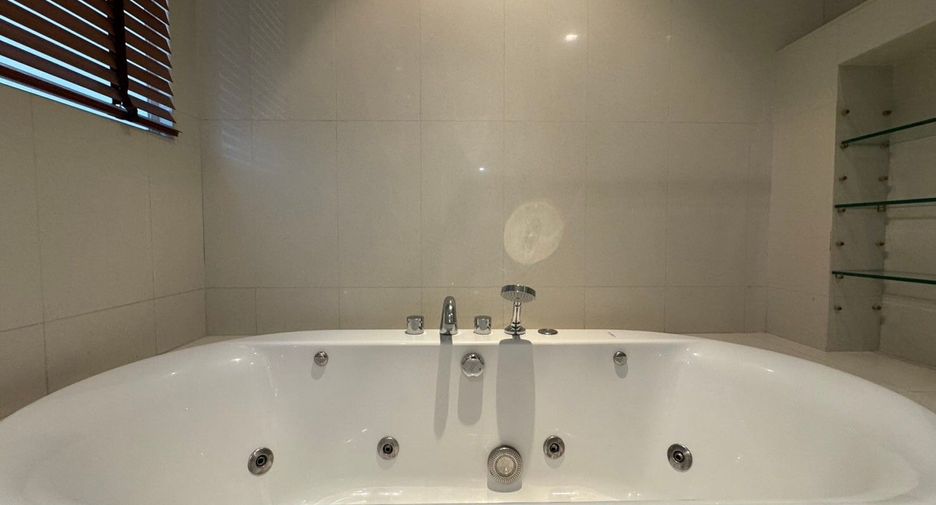 For rent 3 bedrooms condo in Pathum Wan, Bangkok
