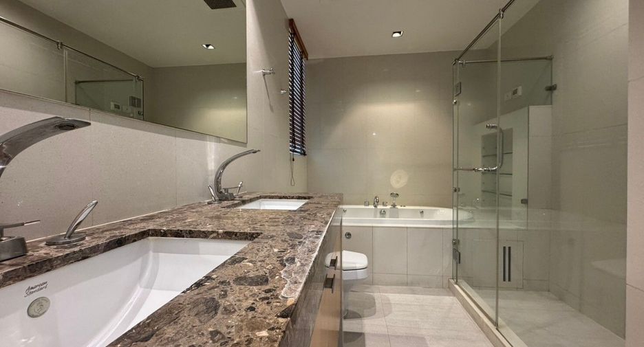 For rent 3 bedrooms condo in Pathum Wan, Bangkok