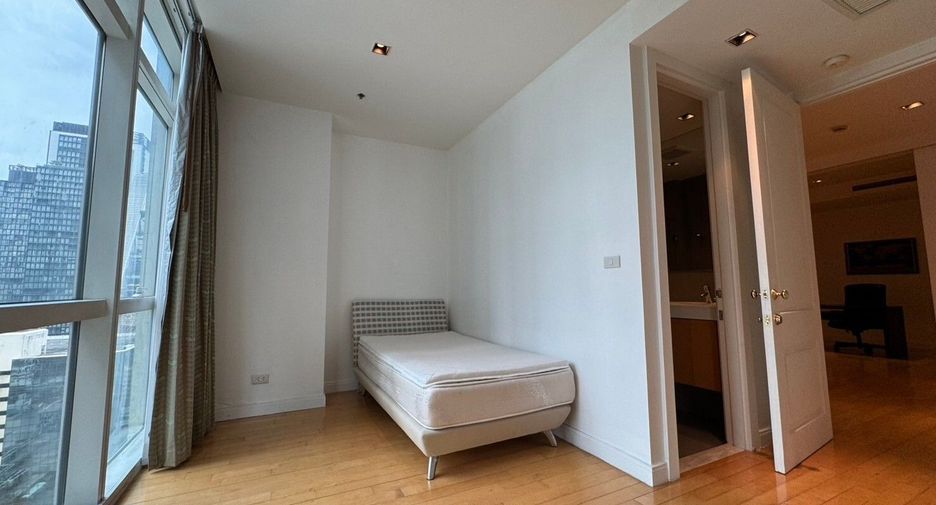 For rent 3 bedrooms condo in Pathum Wan, Bangkok