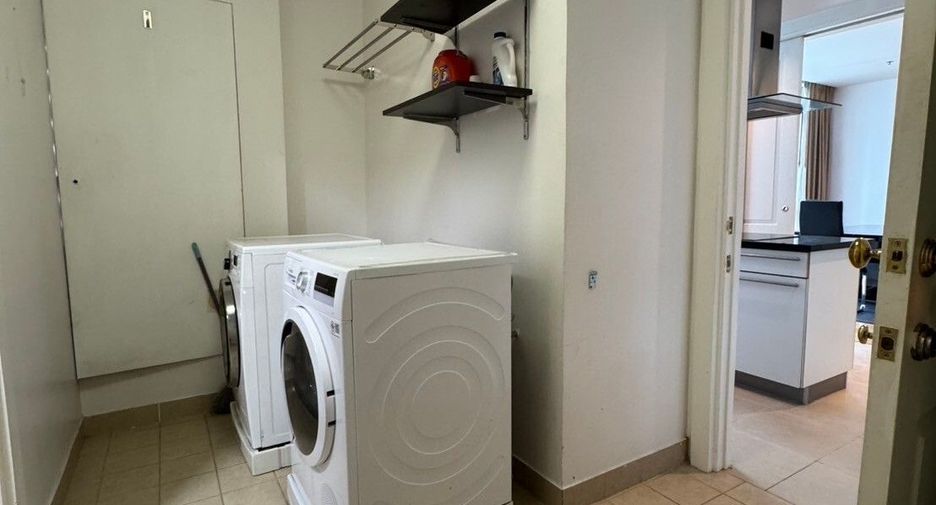 For rent 3 bedrooms condo in Pathum Wan, Bangkok
