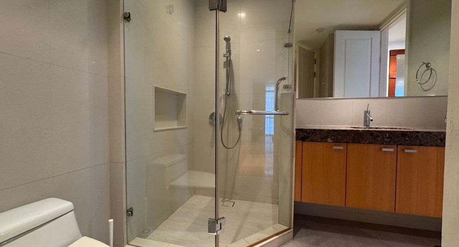 For rent 3 bedrooms condo in Pathum Wan, Bangkok
