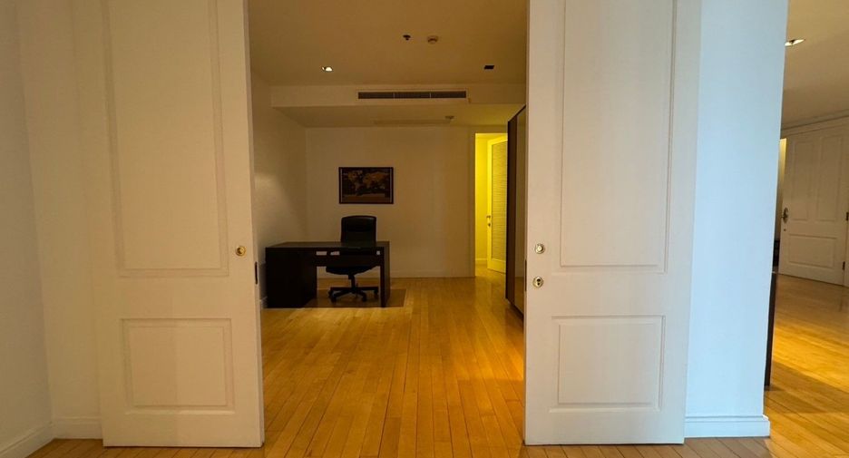 For rent 3 bedrooms condo in Pathum Wan, Bangkok