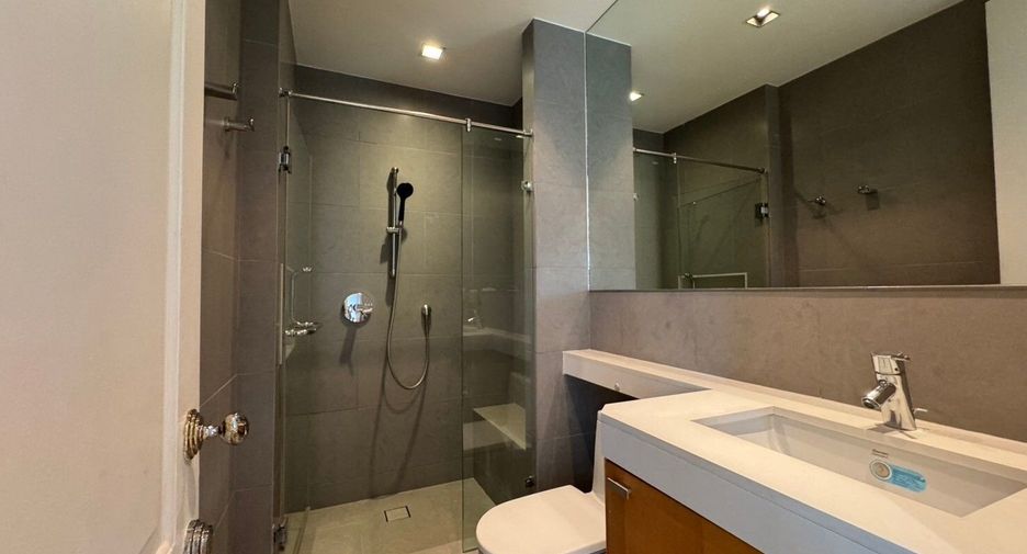For rent 3 bedrooms condo in Pathum Wan, Bangkok