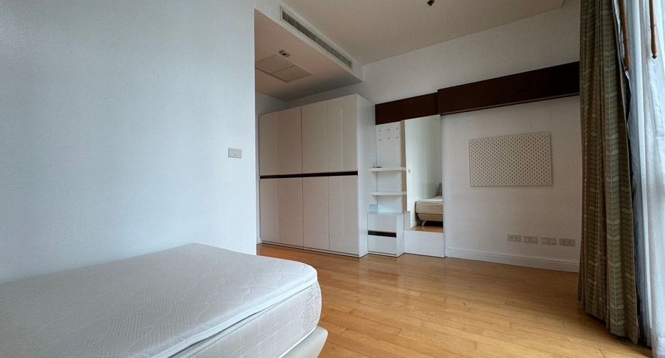 For rent 3 bedrooms condo in Pathum Wan, Bangkok