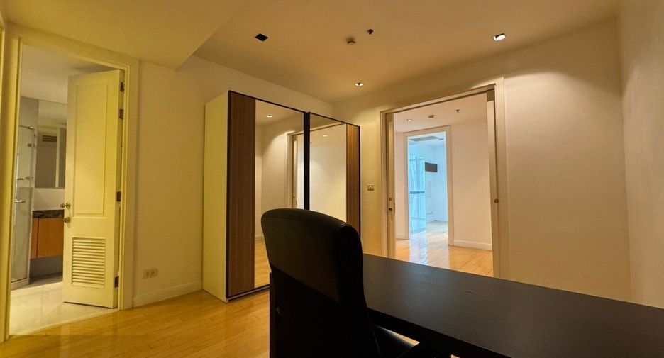 For rent 3 bedrooms condo in Pathum Wan, Bangkok