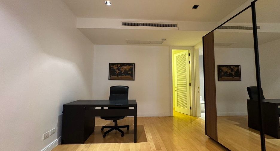 For rent 3 bedrooms condo in Pathum Wan, Bangkok