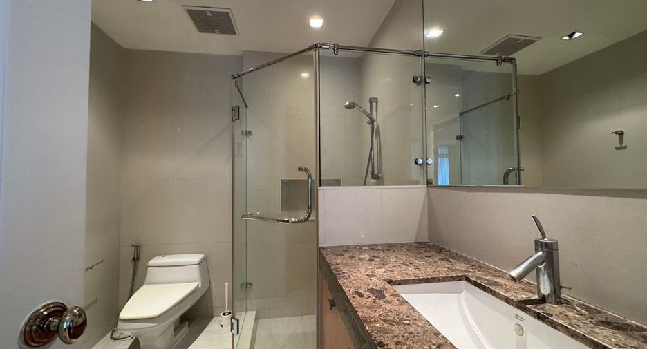 For rent 3 bedrooms condo in Pathum Wan, Bangkok