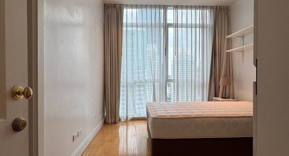 For rent 3 bedrooms condo in Pathum Wan, Bangkok